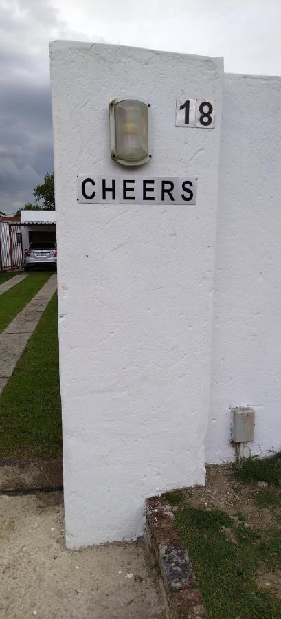 Cheers Guest House Evander Bagian luar foto